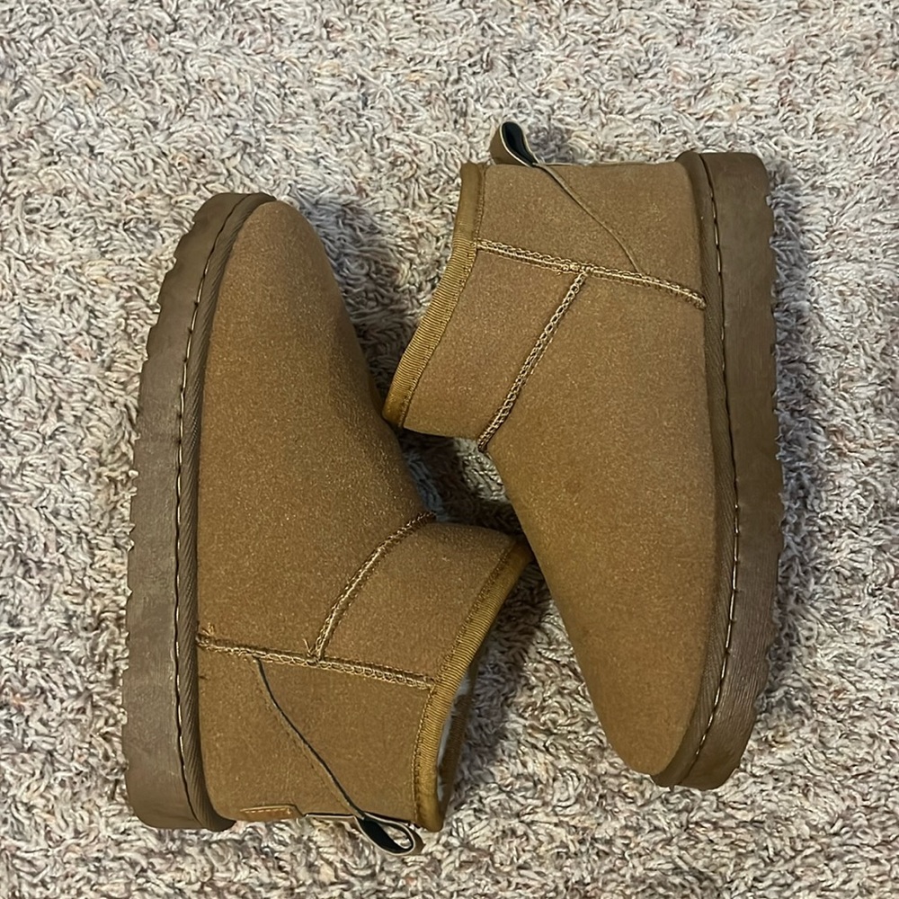 Knock-off uggs, size 40 (fits like 7.5-8), brown/tan.